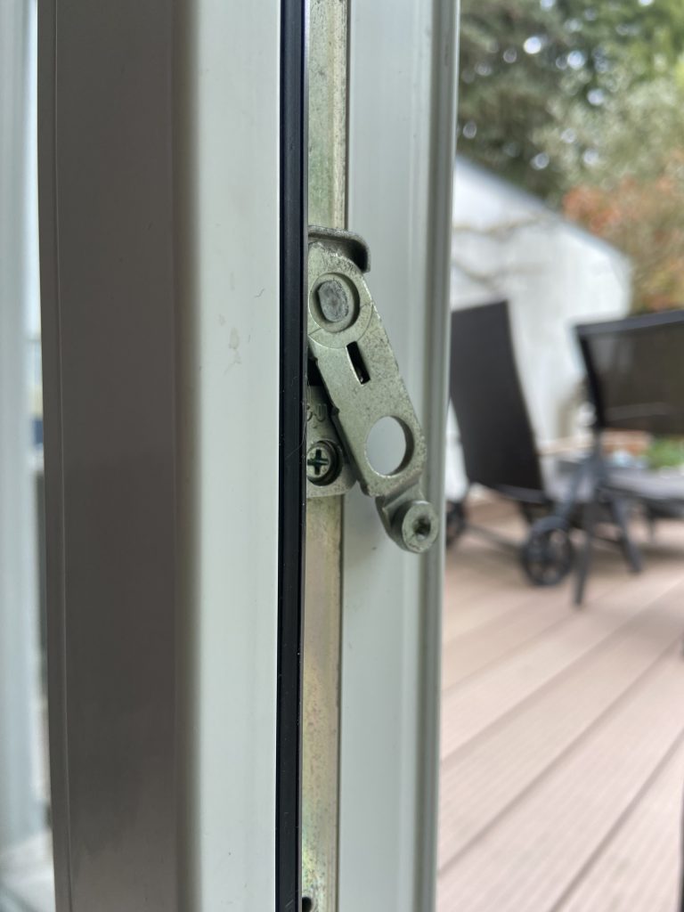 Geöffnetes weißes Kunststofffenster. Seitlich sieht man den Fenster Rahmen mit seinem Beschlag.
Defekte Fenster und Türen reparieren wir in Berlin. Reparatur defekt reparieren Tür Türen